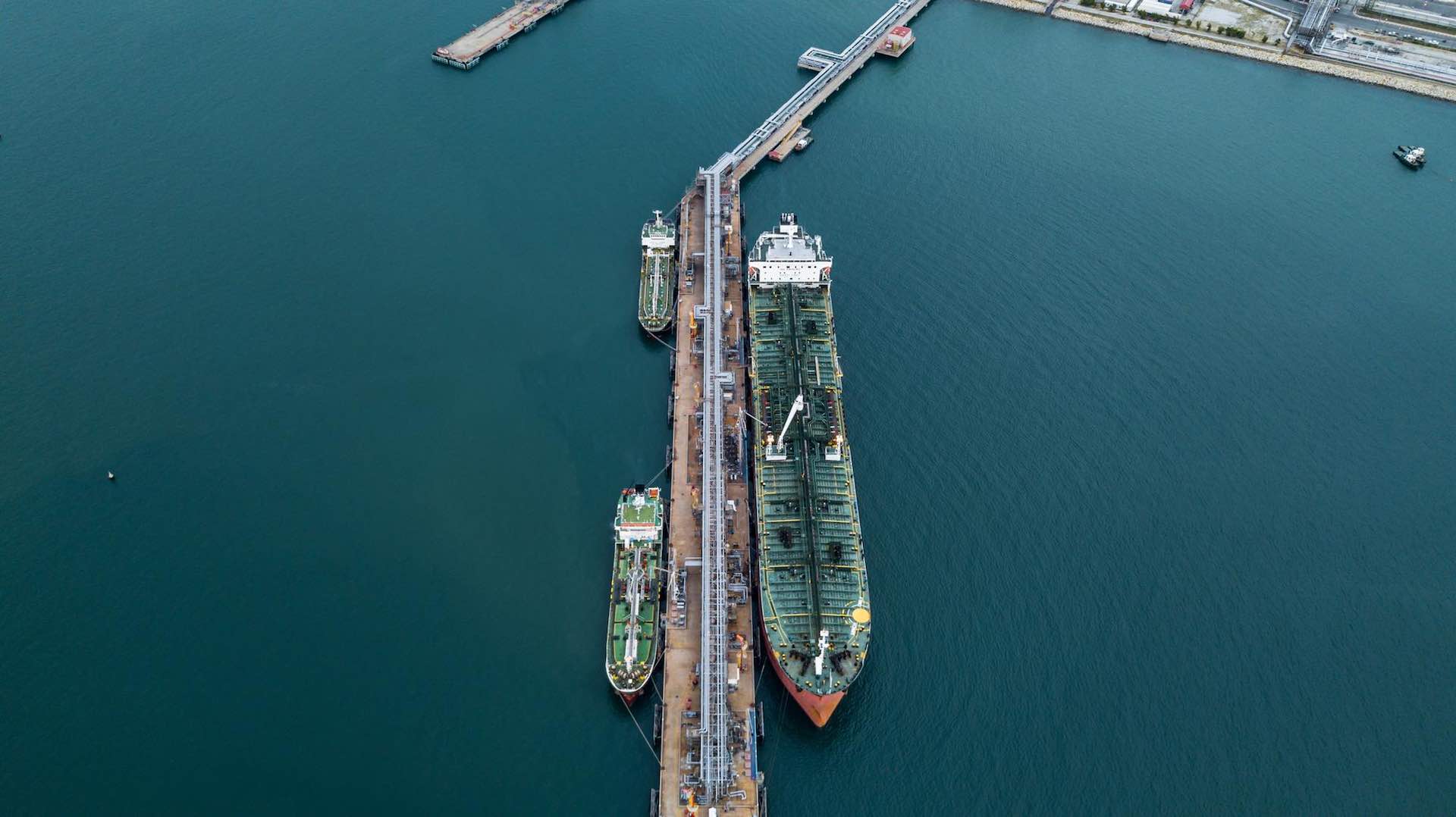 اقتصادية قناة السويس تعلن عن نجاح أول عملية تموين سفينة حاويات بميناء غرب بورسعيد